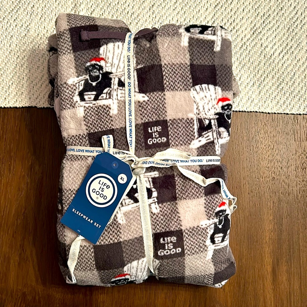 LIFE IS GOOD XL fleece Sleepwear set. *Brand new!!!